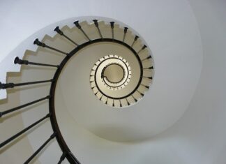 Kiedy zostawiać auto na biegu?